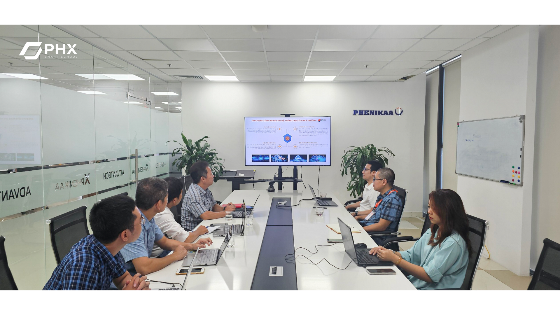 hai-ben-dang-trao-doi-ve-mo-hinh-truong-dai-hoc-so-cua-PHX-Smart-School